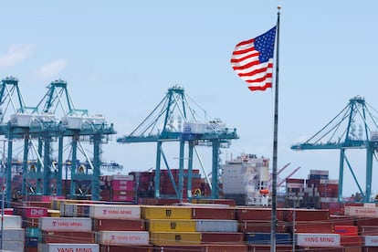 Bandera estadounidense en el puerto de Los Ángeles, en San Pedro, California (EE UU)