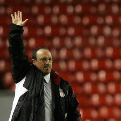 Benítez saluda al público de Anfield el miércoles, tras ganar 4-1 el Liverpool al Oporto.