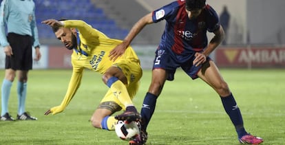 Aguilera disputa un balón con Tyronne del Pino.