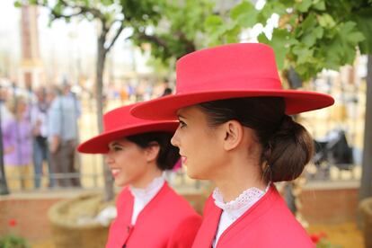 El sombrero de ala ancha o cordobés, es el más utilizado por hombre y mujeres en todos los eventos festivos Andaluces.