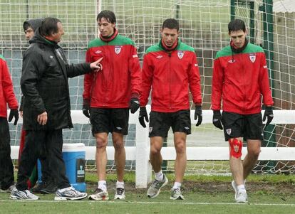 Bonini se dirige a Iturraspe durante el entrenamiento de Lezama.