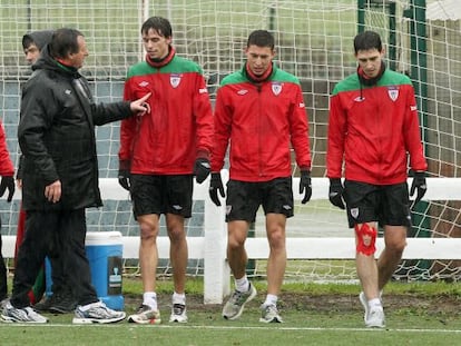 Bonini se dirige a Iturraspe durante el entrenamiento de Lezama.