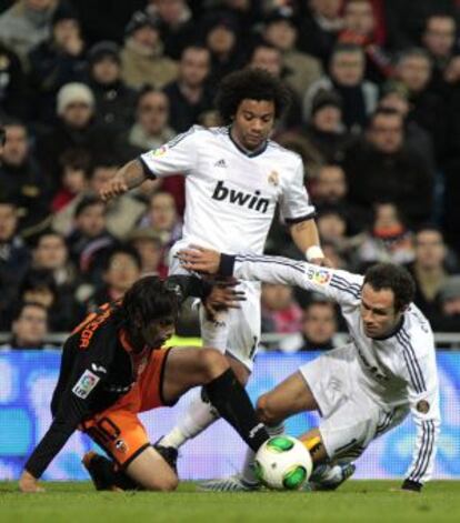 Carvalho disputa un balón a Banega ante la presencia de Marcelo.