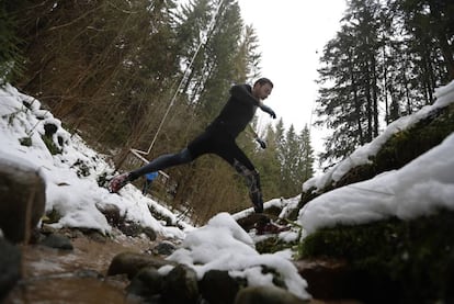 Un hombre compite en la "Bison Race"