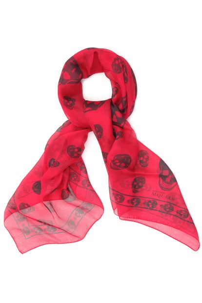 McQueen
	

	Un must...el foulard con calaveras.