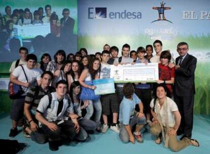 El equipo del colegio Cardenal Larraona de Pamplona, Premio Endesa de Sostenibilidad y Medio Ambiente, posa con el director general de Comunicación de Endesa, Alfonso López Sánchez, durante la entrega de premios de 'El País de los Estudiantes' 2008/ 09.
