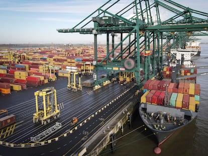 Un barco descarga contenedores en el puerto de Amberes (Bélgica), en febrero.