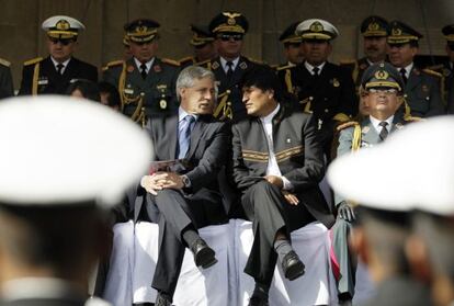 El presidente Evo Morales charla con el vicepresidente &Aacute;lvaro Garc&iacute;a Linera durante la ceremonia de este 14 de febrero en La Paz.
