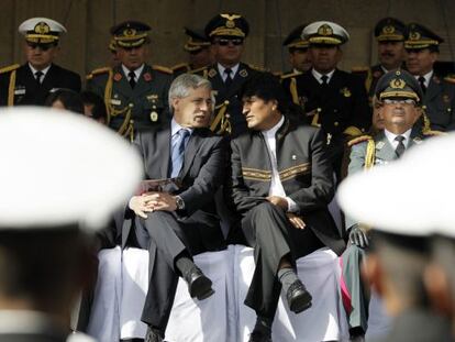 El presidente Evo Morales charla con el vicepresidente Álvaro García Linera durante la ceremonia de este 14 de febrero en La Paz.