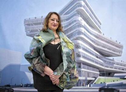 Zaha Hadid, ayer, ante la imagen de la Torre Espiral.