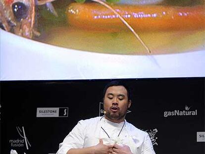 David Chang es, junto a Sotohiro Kosugi, máximo representante de una corriente de moda en Nueva York, los <i>small plates</i> o pequeñas raciones. Se sirven en lugares de moderna decoración para comer de modo informal en la barra y a precios asequibles para los urbanitas con inquietudes gourmets.
