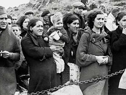 Una de las fotografías de Manuel Moros sobre los cerca de 300.000 españoles que cruzaron la frontera a partir de enero de 1939.
