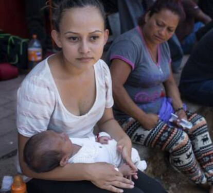 Génesis sostiene a su hijo César