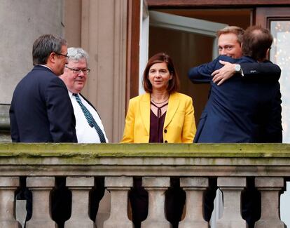 El l&iacute;der de los liberales (FDP), Christian Lindner (segundo a la derecha) abraza a Alexander Dobrindt de la CSU junto a Katrin Goering-Eckardt, co l&iacute;der del partido de los Verdes , junto a su compa&ntilde;ero de partido, Reinhard Buetikofer y Armin Laschet (CDU) antes de empezar las negociaciones para formar una coalici&oacute;n de Gobierno.  