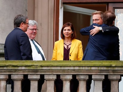 El l&iacute;der de los liberales (FDP), Christian Lindner (segundo a la derecha) abraza a Alexander Dobrindt de la CSU junto a Katrin Goering-Eckardt, co l&iacute;der del partido de los Verdes , junto a su compa&ntilde;ero de partido, Reinhard Buetikofer y Armin Laschet (CDU) antes de empezar las negociaciones para formar una coalici&oacute;n de Gobierno.  