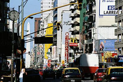 Tráfico intenso en la avenida Corrientes de Buenos Aires. Al fondo, el Obelisco, monumento emblemático de la ciudad.