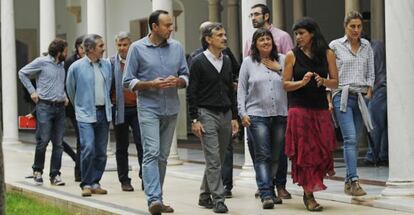Los diputados de Podemos reunidos esta mañana en el Parlamento andaluz, entre ellos Teresa Rodríguez (segunda por la derecha).