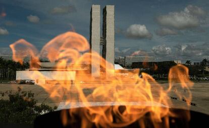 O Congresso Nacional, em Brasília, fotografado através ao fundo da chama do Panteão da Pátria.