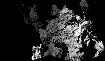 La ESA ha publicado este jueves, 13 de noviembre, la primera imagen de la 'Philae' sobre el cometa 67P/Churyumov-Gerasimenko. La foto forma parte de un mosaico compuesto por dos instantáneas que muestra una de las tres patas de la sonda pegada al suelo. "Ahora que estoy segura sobre el suelo, esta es el aspecto que tiene mi nuevo hogar 67P desde mi posición", ha afirmado el módulo en un tweet.