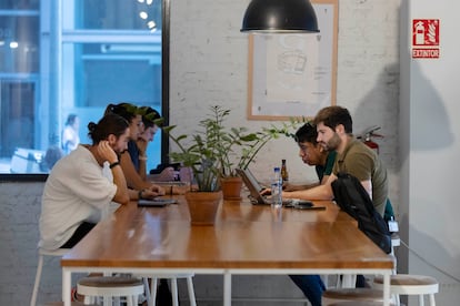 Trabajadores en la cafetería de un espacio de 'coworking' de Barcelona, en 2023. 