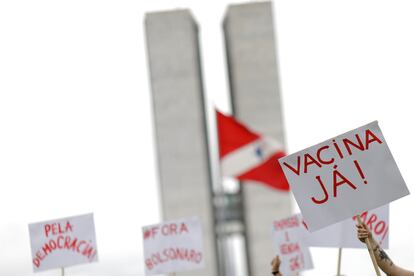 Protesto contra Bolsonaro na frente do Congresso, em Brasília, em 23 de dezembro.