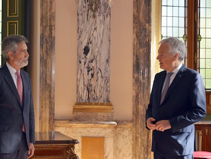 El presidente del Consejo General del Poder Judicial, Carlos Lesmes (a la izquierda), y el comisario europeo de Justicia, Didier Reynders, este viernes en Madrid.