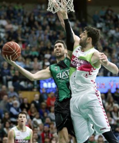 Sergi Vidal, del Joventut, intenta encestar ante la oposición de Shengelia, del Laboral Kutxa.