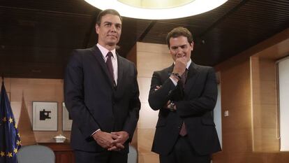 Pedro Sánchez y Albert Rivera durante su reunión este martes en el Congreso de los Diputados.