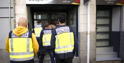 Un grupo de agentes de polic&iacute;a, durante una operaci&oacute;n de la UDEF en 2016.