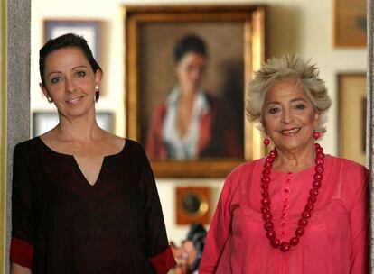 Teresa Berganza, fotografiada en su casa de San Lorenzo de El Escorial, junto a su hija Cecilia Lavilla Berganza, en 2007. 