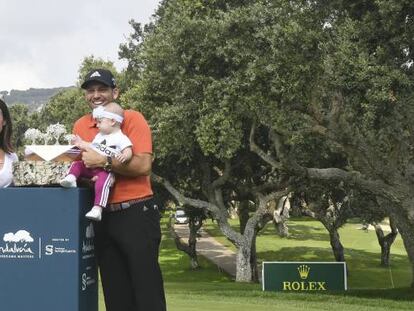 Sergio García, con su mujer, su hija y el trofeo.