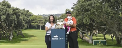 Sergio García, con su mujer, su hija y el trofeo.