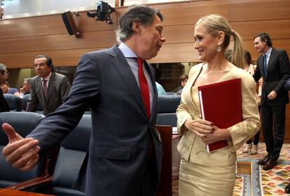 El expresidente de la Comunidad de Madrid, Ignacio González, conversa con Cristina Cifuentes en la primera jornada de la Asamblea tras ser esta investida como presidenta de la Comunidad, el 23 de junio de 2015.