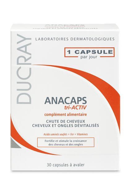 CON COSMÉTICA ORAL. Lucha contra la caída y contra el pelo sin vida y desvitalizado con un tratamiento tan sencillo como una cápsula al día. Es el complejo alimenticio Anacaps Tri-Activ de Ducray, con una fórmula que contiene un potente complejo vitamínico, aminoácidos y hierro para fortificar el pelo y las uñas y estimular el crecimiento. Basta con una pastilla al día (que contiene la cantidad diaria recomendada de hierro) durante unos tres meses para notar los resultados. Se vende en farmacias y parafarmacias y cuesta 25,25 euros el tratamiento de un mes.