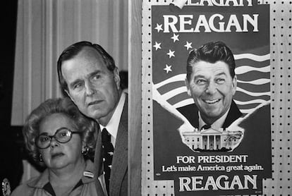 George W. H. Bush, en marzo de 1980, junto a un póster de Ronald Reagan en Columbia. Reagan, que compitió con Bush para ser el candidato del Partido Republicano a la Casa Blanca, acabaría ganando las elecciones ante el demócrata Jimmy Carter. Cuatro años después repetiría victoria, esta vez ante Walter Mondale.