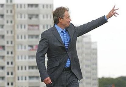Blair saluda durante su visita a Southampton, al sur del país, antes de desplazarse a Bournemouth para el congreso.