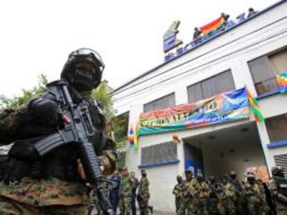 Autoridades bolivianas custodian una de las principales oficinas de la distribuidora Electropaz, una de las cuatro empresas propiedad de la española Iberdrola nacionalizadas por el Gobierno de Bolivia hoy, sábado 29 de diciembre de 2012, en La Paz.