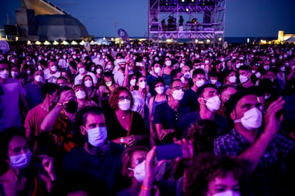 Público con mascarilla ante uno de los escenarios del festival Cruïlla, el viernes en Barcelona.