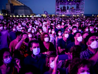 Público con mascarilla ante uno de los escenarios del festival Cruïlla, el viernes en Barcelona.