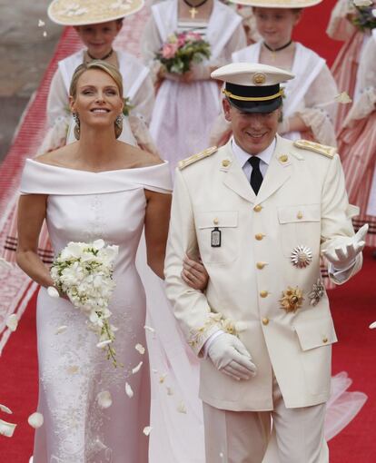 Charlene y Alberto de Mónaco el día de su boda religiosa, celebrada en el palacio de Mónaco el 2 de julio de 2011. Armani firmó su traje de novia. 