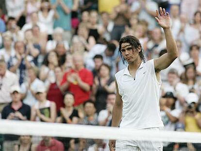 Un serio Nadal saluda al público al finalizar el partido.