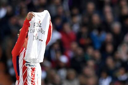 Griezmann, muestra un mensaje para celebrar el cumpleaños de su hija tras marcar en la portería madridista.