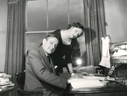 El poeta T. S. Eliot y su segunda esposa Valerie, en su casa en 1958. 