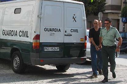 Felicsimo Maid, ayer, conducido por un guardia civil al juzgado de Sueca.