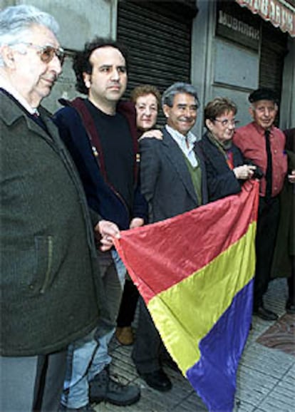 Javier Corcuera (segundo por la izquierda), con algunos de los protagonistas de <i>La guerrilla de la memoria</i> en Gijón.