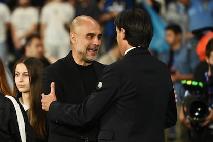 Josep Guardiola (a la izquierda) y Simone Inzaghi se saludan antes de empezar el partido de la final.

