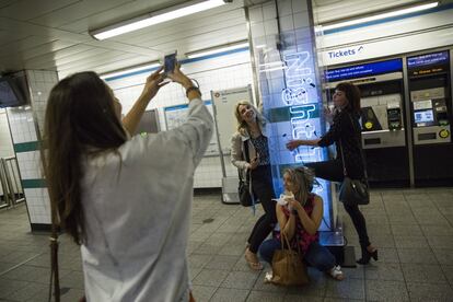 Aun así, el alcohol estaba presente en la madrugada de la inauguración. "Es fantástico haber tenido la posibilidad de tomarme una copa más y que no haya cerrado el metro", expresó con alegría Adam Smith a Efe. En la imagen, cuatro jóvenes se fotografían en la estación de Brixton.