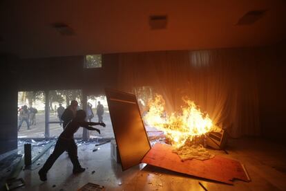 Manifestantes ateiam fogo a móveis dentro do Ministério da Agricultura, em Brasília. 