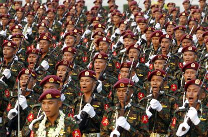 Militares desfilan en el día de las Fuerzas Armadas de Myanmar, el pasado 27 de marzo, en la capital, Naypyitaw.