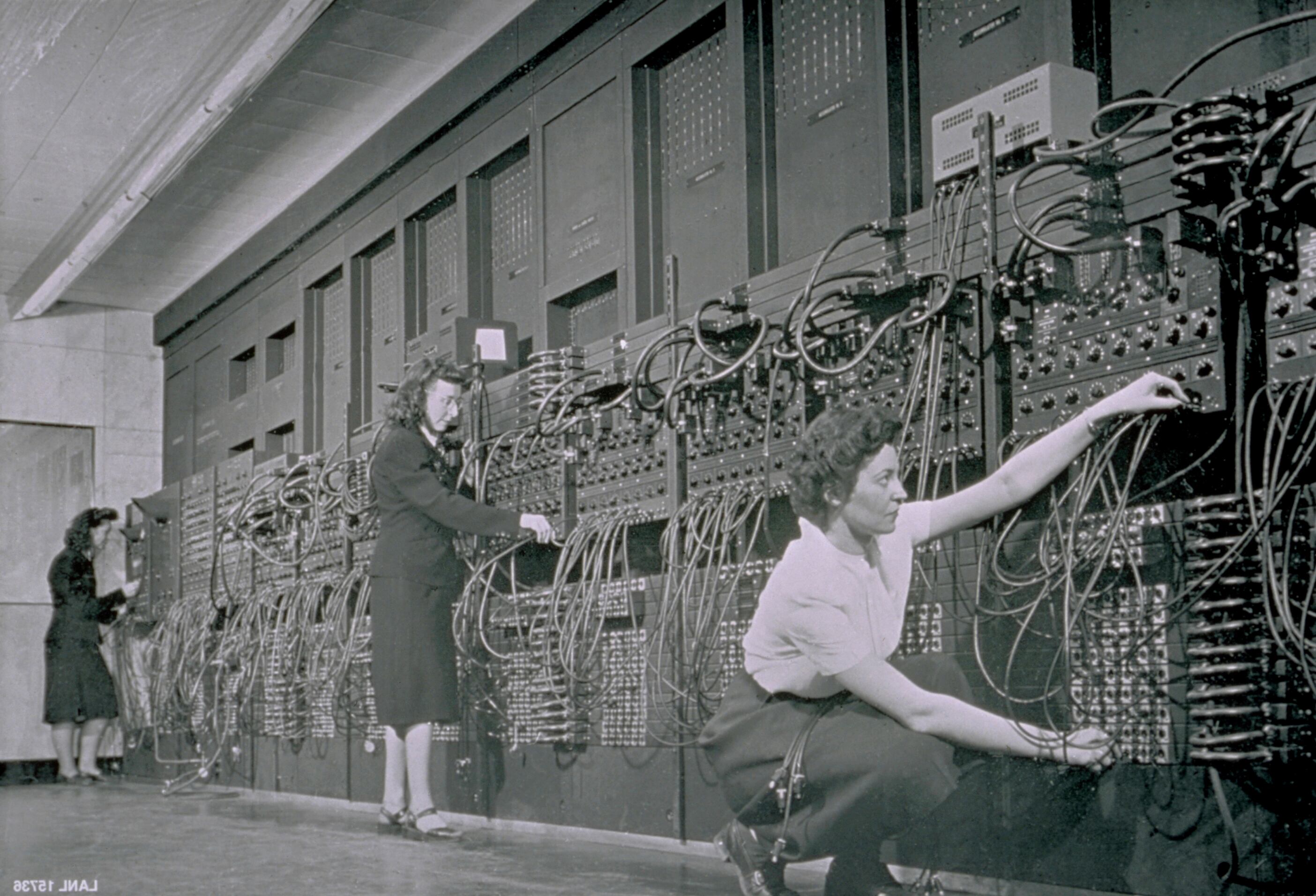 Mujeres operando con la computadora ENIAC en 1946.